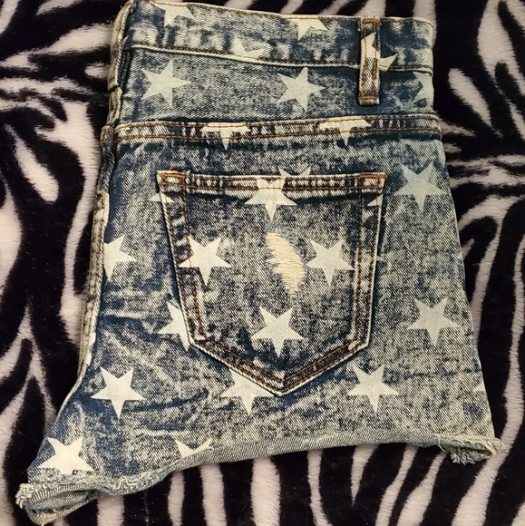 F21 Distressed denim shorts with stars - Picture 6 of 6